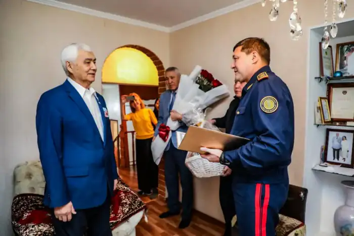 В Астане полицейские отметили 80-летие почетного ветерана МВД Калмагамбета Тулеуова Атырау