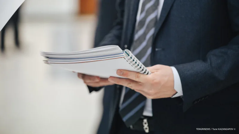 В Казахстане обсуждают новые меры по ограничению полномочий депутатов маслихатов: лишение права голоса и зарплаты, а также расширение их влияния на бюджет. Атырау