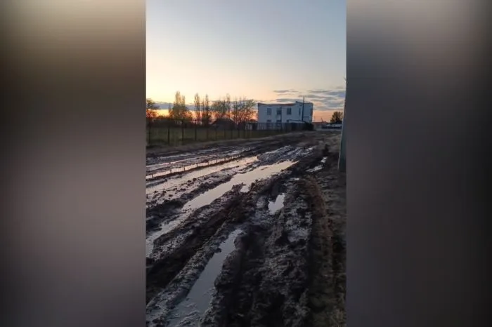 Дети Атырауской области сталкиваются с трудностями: грязь на пути в школу затрудняет движение и создает опасные условия Атырау