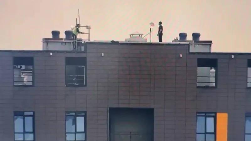 На крыше ЖК: юноша, полиция и спасение в Астане Атырау