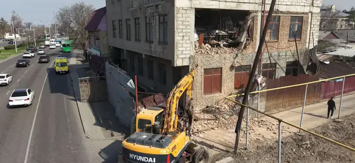 Снос незаконного 4-этажного здания начат в Алматы по решению суда Атырау