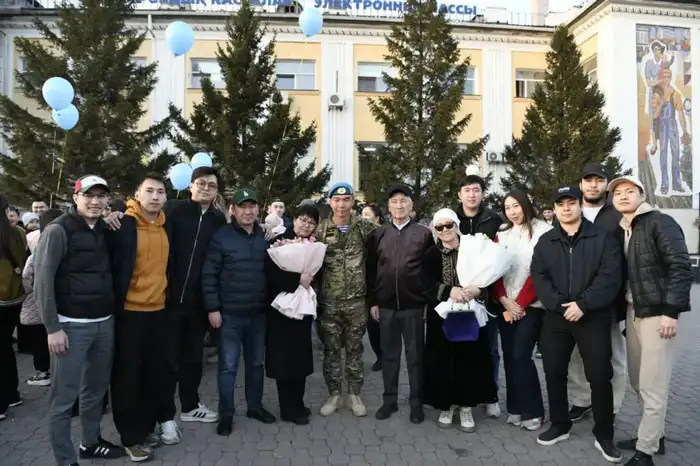 На столичном вокзале родные и близкие торжественно встретили солдат, вернувшихся из армии (8)