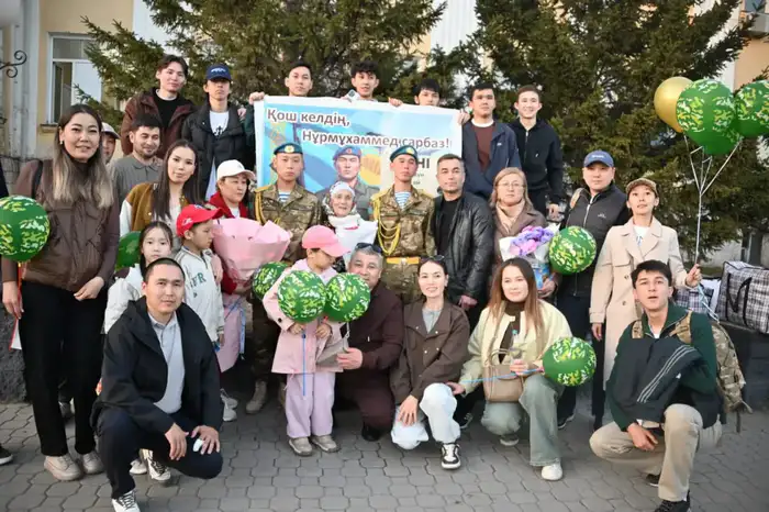 Встреча защитников Родины: на перроне десантник сделал предложение руки и сердца (8)