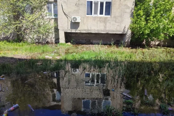 Жители Атырау требуют найти источник утечки фекалий у домов, подчеркивая важность чистоты и здоровья в обществе Атырау