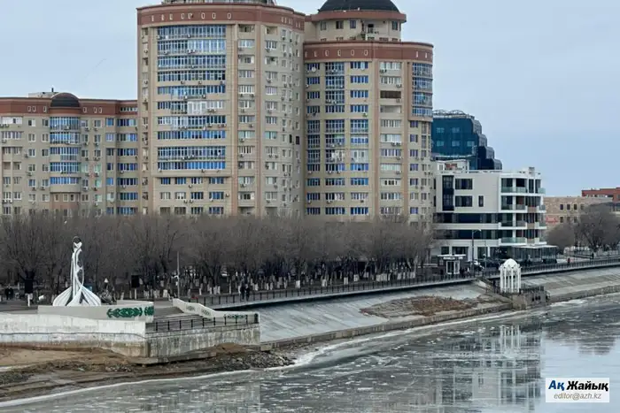 В Атырау прокомментировали фотосессию на крыше административного здания: Национальный Банк отвечает на вопросы о видео с людьми на крыше Атырау