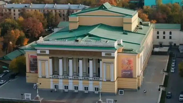 В Алматы начались работы у Казахского национального театра оперы и балета имени Абая: территория огорожена, на месте замечены рабочие и строительная техника Атырау
