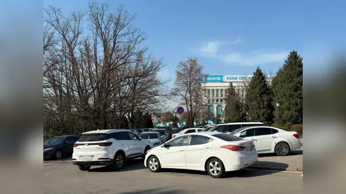 Алматинцы возмущены хаотичной парковкой у акимата: полиция и общество обсуждают игнорирование правил дорожного движения Атырау