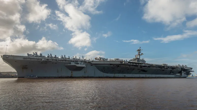 Иран усиливает военное присутствие в Ормузском проливе: новые мины и ответ США с авианосцем Атырау