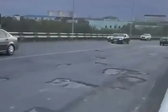 В Атырау на Жилгородском мосту начнут ремонт выбоин: работы стартуют 12 апреля благодаря спонсорской помощи Атырау