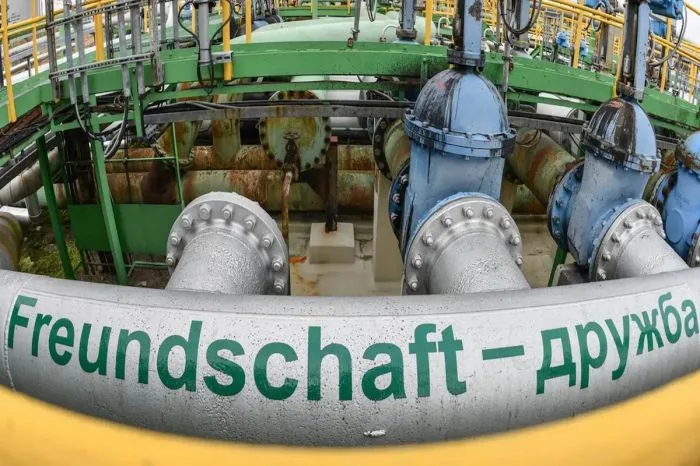 Казахстан меняет маршрут экспорта нефти: вместо Германии - новый путь через Усть-Лугу и КТК. Официальные источники подтвердили, что нефтяные поставки будут направлены на российские терминалы, обеспечивая альтернативные маршруты для казахстанской нефти. Атырау