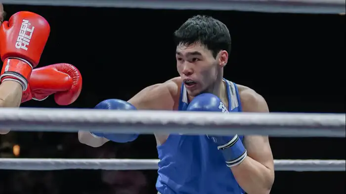 Казахстанский боксер Сабыржан Аккалыков завоевал золото на чемпионате Азии, разгромив узбекистанца в финале Атырау