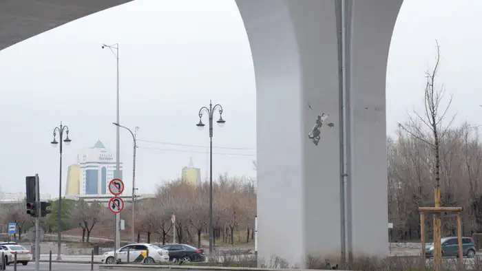 Жители Астаны обеспокоены качеством покраски опор LRT: краска начала шелушиться Атырау