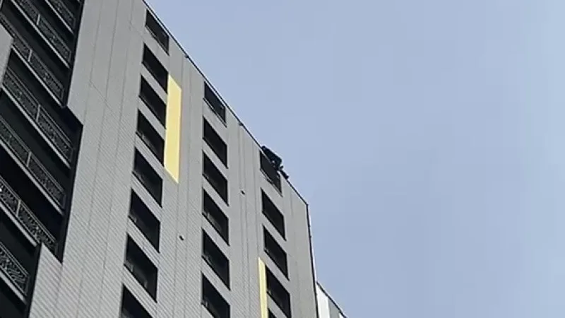 На крыше трагедии: мужчина в Астане поднялся к облакам, где горе и память о троих детях сливаются в огненном танце Атырау