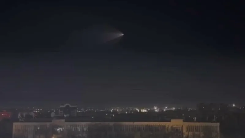 Необычный светящийся объект замечен в небе над Алматы: жители делятся видео в соцсетях Атырау