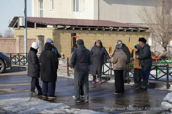 Жители массива Нефтяников разговаривают на улице