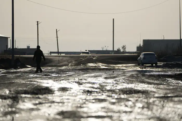 Разбитая дорога в массиве Нефтяников, Астана
