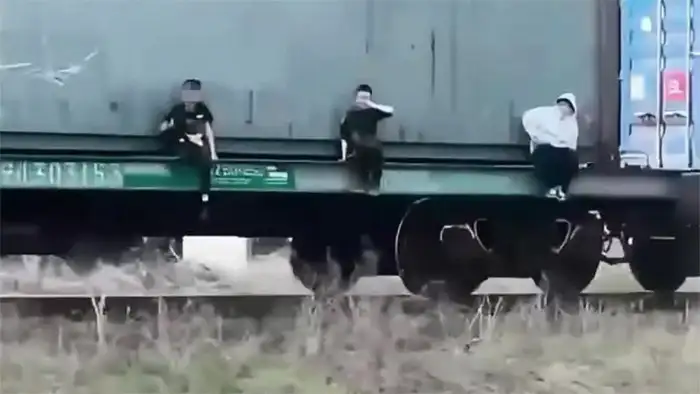 Полиция Алматы проверяет видео с подростками, зацепившимися за вагоны грузового поезда Атырау