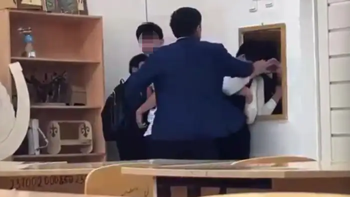 В Астане уволили учителя после скандального видео с его участием, где он применил физическую силу к ученику. Атырау