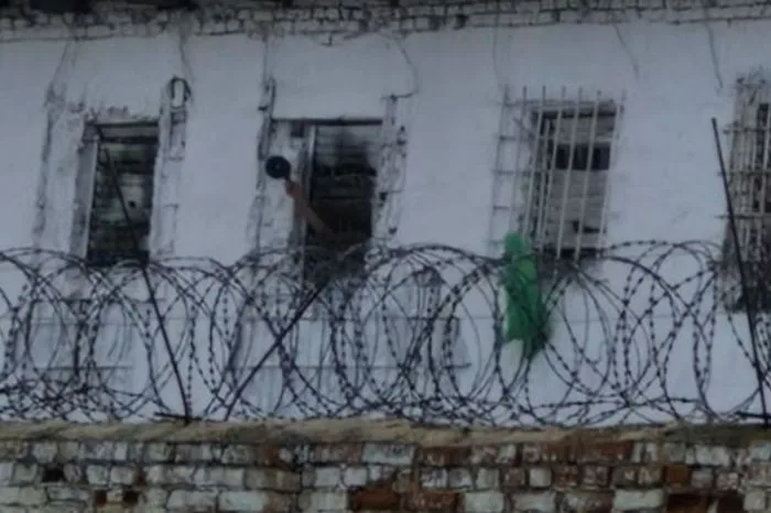 После трагической гибели осуждённого в казахстанской колонии, 12 сотрудников подверглись наказанию, а начальник учреждения был снят с должности Атырау