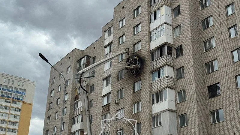 В Астане пожарные эвакуируют жителей многоэтажного дома: огонь охватил квартиру на седьмом этаже Атырау