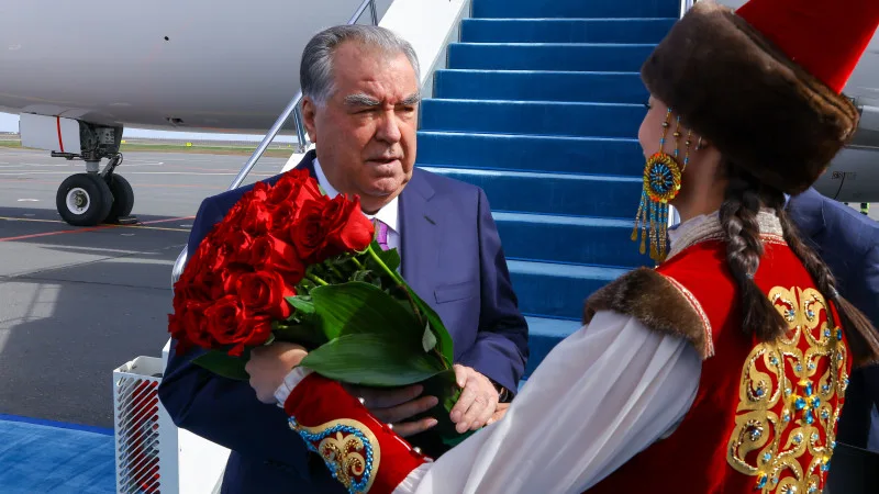 Президент Таджикистана Эмомали Рахмон прибыл в Астану для Регионального экологического саммита 2026 Атырау