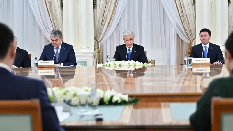 Президенты Казахстана и Монголии обсудили развитие прямых рейсов и туризма на встрече в Астане Атырау