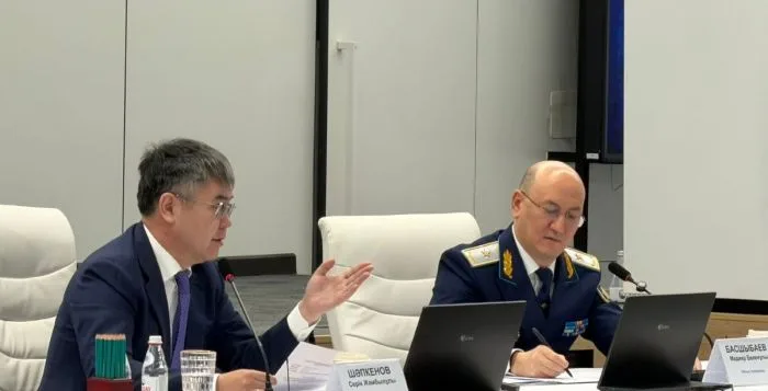 В Атырау журналистов вывели с открытого заседания по озеленению, что вызвало вопросы о прозрачности и доступности информации для общественности. Атырау