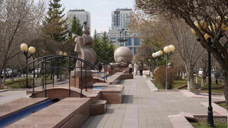 Разбитая плитка и торчащие провода: состояние аллеи в центре Астаны и прогулочной аллеи в дипломатическом городке Атырау