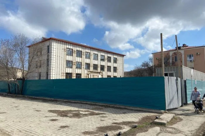 В Атырау объяснили долгую стройку у бывшего суда: Ремонт, начавшийся в 2022 году, завершится только в 2025 Атырау