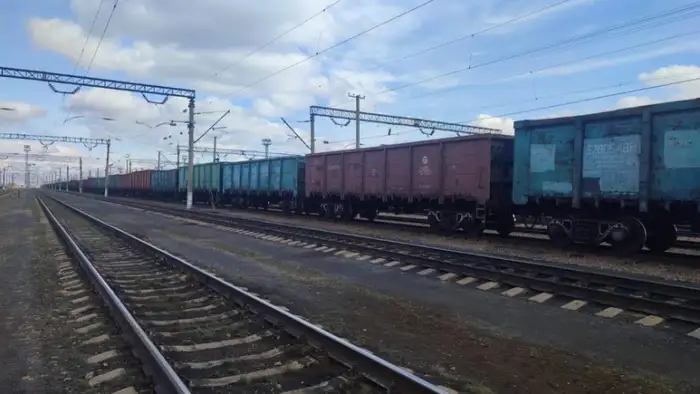 В Акмолинской области двое школьников из Астаны забрались на грузовой поезд и начали перепрыгивать с вагона на вагон. Это опасное развлечение закончилось трагически, когда один из них сорвался с крыши поезда, пытаясь скрыться от полиции. Инцидент подчерки Атырау
