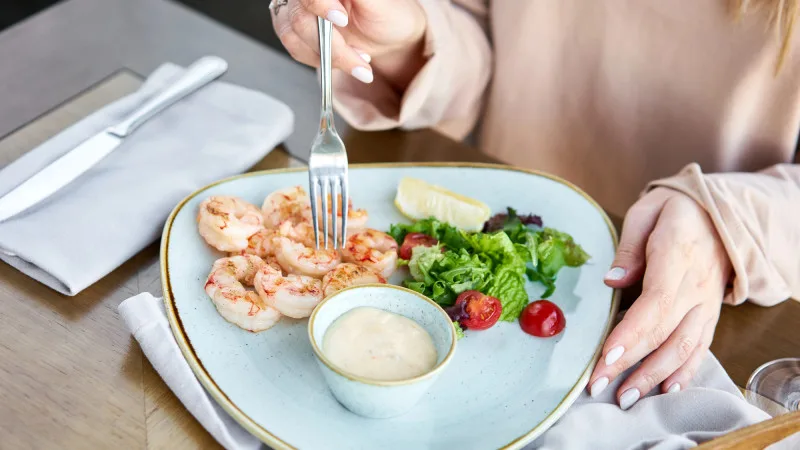 Запрет на "вкусные гости": юрист раскрыл правовые тонкости входа с собственными угощениями в кафе и рестораны Казахстана Атырау