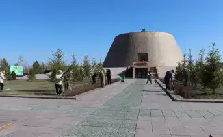 субботник сотрудники музеев Астаны акция Таза Қазақстан чистота культура