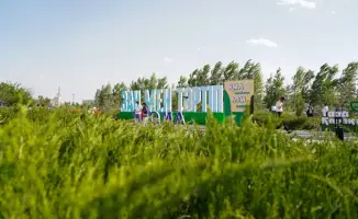 Аллея Таза Қазақстан в Туркестане символ чистоты и единства