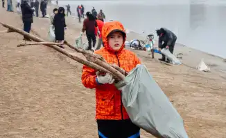 Атырау очищает берега реки Жайык