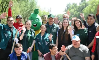 В Алматы прошел общегородской субботник в рамках программы 'Таза Қазақстан', собравший 55 тысяч участников под руководством акима города Дархана.