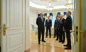 Награждение Ерванда Тихоновича Ильинского званием 'Қазақстанның Еңбек Ері' подчеркивает важность вклада в развитие спорта и альпинизма в стране.