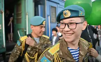 Десантник сделал предложение на перроне Астаны