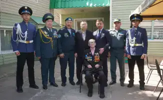 В Алматы ветерана Второй мировой войны Василия Долбню поздравили с 99-летием