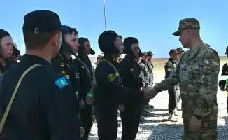 Генерал-майор Кучекбаев демонстрирует мастерство стрельбы на международных учениях с танком Т-72