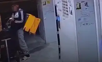Необычный инцидент в Алматы: курьер справил нужду в детскую коляску, вызывая вопросы о культуре обслуживания и ответственности в профессии