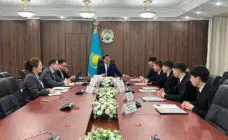 Министр экологии Казахстана встречается с юными экологами-волонтерами