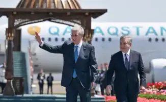 Президент Казахстана Касым-Жомарт Токаев прибыл с рабочим визитом в Узбекистан, где его встретили цветами, песнями и танцами.