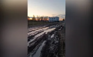 Дети Атырауской области сталкиваются с трудностями: грязь на пути в школу затрудняет движение и создает опасные условия