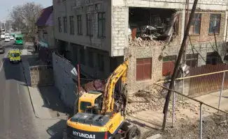 Снос незаконного 4-этажного здания начат в Алматы по решению суда