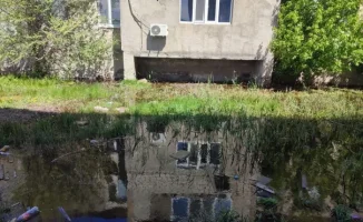 Жители Атырау требуют найти источник утечки фекалий у домов, подчеркивая важность чистоты и здоровья в обществе