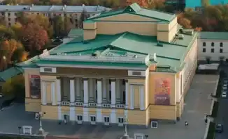 В Алматы начались работы у Казахского национального театра оперы и балета имени Абая: территория огорожена, на месте замечены рабочие и строительная техника