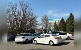 Алматинцы возмущены хаотичной парковкой у акимата: полиция и общество обсуждают игнорирование правил дорожного движения