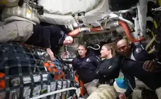 Космический корабль НАСА Артемида-2: Астронавты на пути к Луне после успешного маневра выхода на лунную орбиту