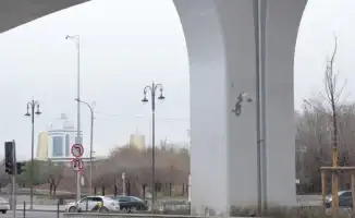 Жители Астаны обеспокоены качеством покраски опор LRT: краска начала шелушиться