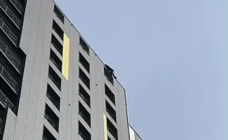 На крыше трагедии: мужчина в Астане поднялся к облакам, где горе и память о троих детях сливаются в огненном танце